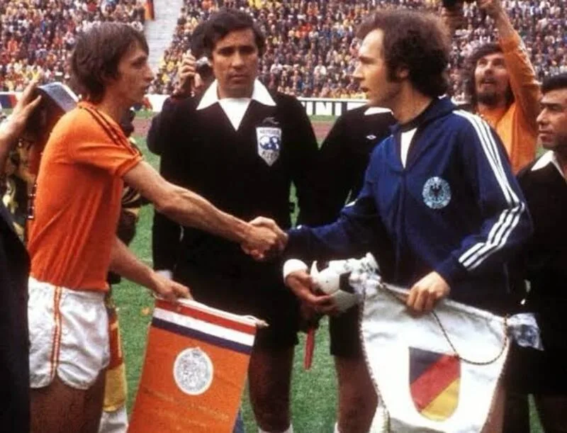 Cruyff và Beckenbauer tạo ảnh hưởng sâu rộng bằng tư duy chiến thuật, cách sử dụng không gian và tổ chức lối chơi.