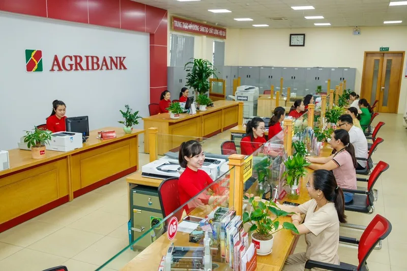 Gửi tại quầy có ưu điểm được nhân viên tư vấn trực tiếp, nhưng lãi suất có thể thấp hơn một số sản phẩm trực tuyến.