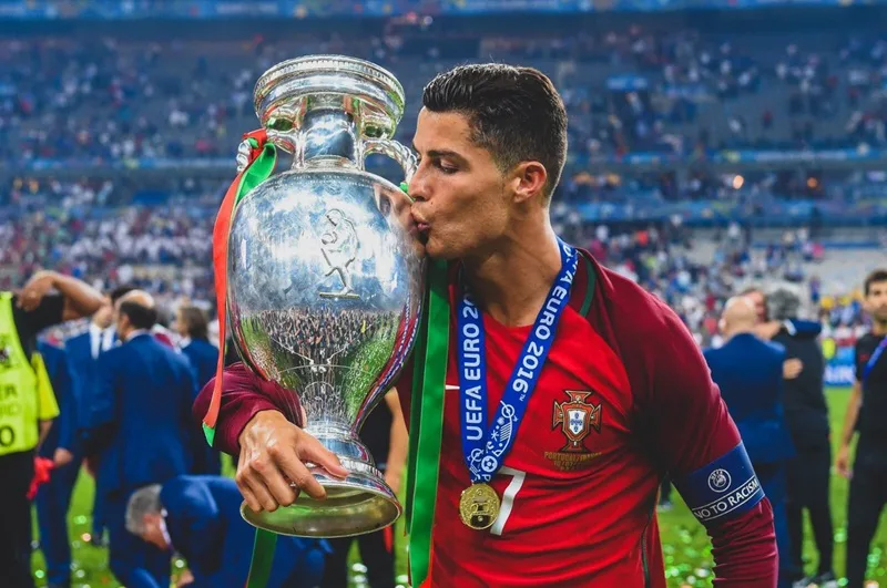Khoảnh khắc Ronaldo cùng các đồng đội nâng cao chức vô địch Euro 2016 lịch sử trên đất Pháp.