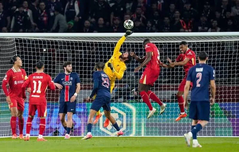 Alisson Becker là mẫu thủ môn cân bằng giữa cứu thua, phán đoán tình huống và khả năng triển khai bóng từ tuyến dưới.