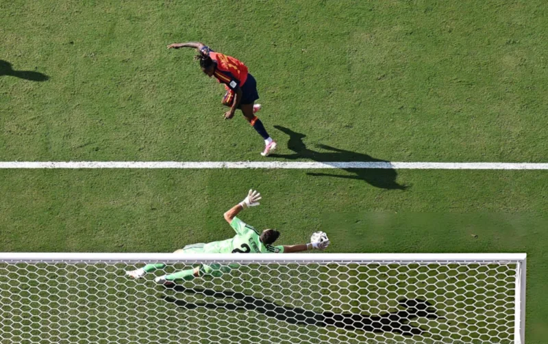 Emiliano Martínez nổi bật ở đấu trí phạt đền, trong khi Jordan Pickford gây ấn tượng bằng phản xạ và khả năng phát động bóng dài.