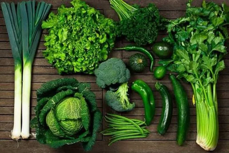Rau lá xanh đậm cung cấp sắt không heme nhưng cần được phối hợp hợp lý trong bữa ăn