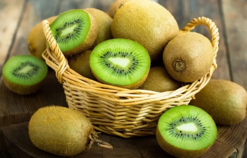 Kiwi là lựa chọn bổ sung một phần kẽm, đồng thời cung cấp lượng vitamin C đáng chú ý