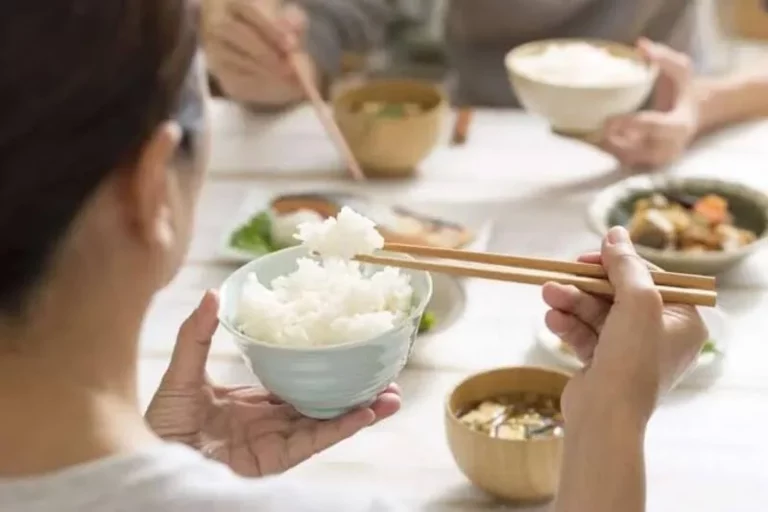 Ăn cơm nguội có tốt không? Những điều cần lưu ý khi sử dụng