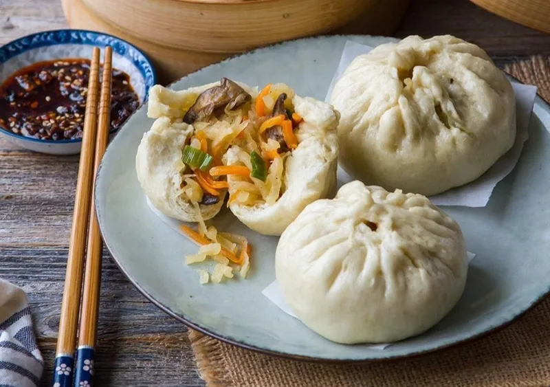 1 cái bánh bao chứa khoảng 150–350 calo tùy thuộc vào kích thước, loại nhân và cách chế biến.