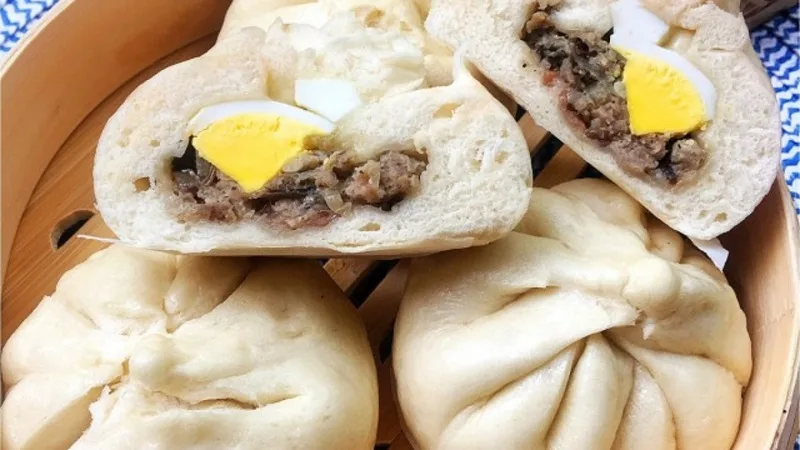 Bánh bao nhân thịt trứng cung cấp năng lượng dồi dào, phù hợp cho bữa ăn sáng tiện lợi.