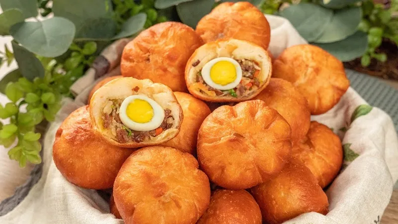 Bánh bao chiên tích tụ nhiều dầu mỡ và năng lượng hơn đáng kể so với bánh bao hấp.